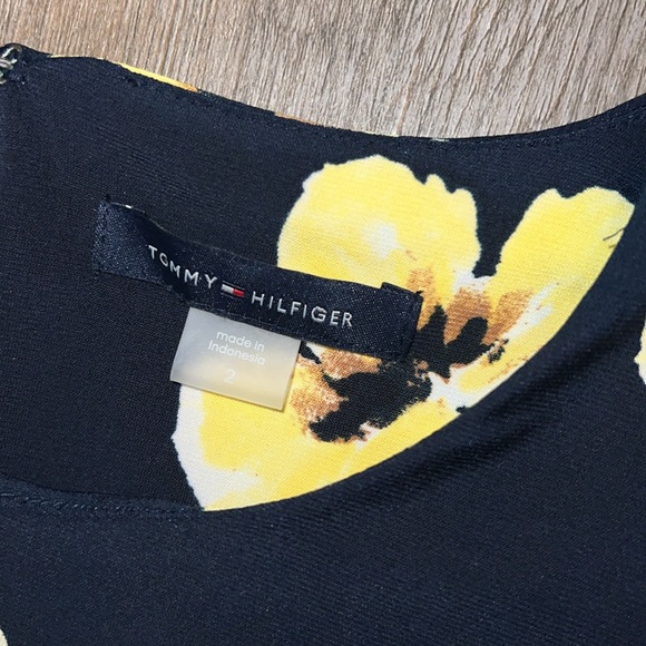 🎹Tommy Hilfiger Navy/Yellow Flower Dress 3/4" sleeves size 2 - Picture 2 of 5